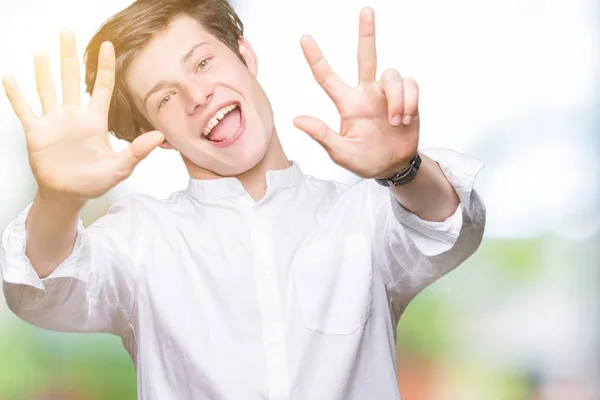 Młody Przystojny Biznesmen Białym Tle Wyświetlono Skierowaną Górę Palcami Liczba — Zdjęcie stockowe