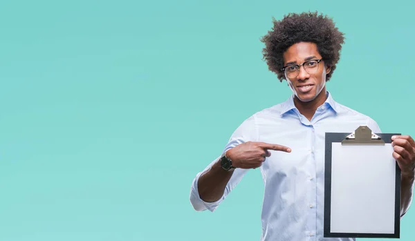 Hombre Afroamericano Sosteniendo Portapapeles Sobre Fondo Aislado Muy Feliz Señalando —  Fotos de Stock