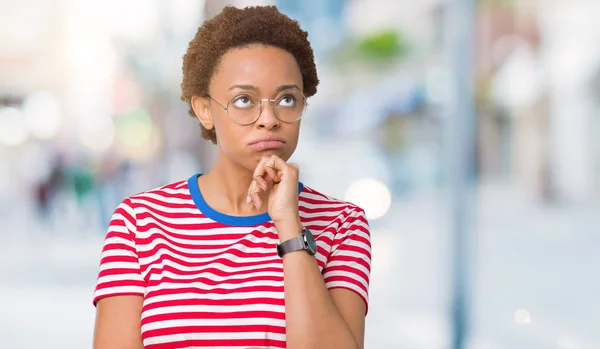 Belle Jeune Femme Afro Américaine Portant Des Lunettes Sur Fond — Photo