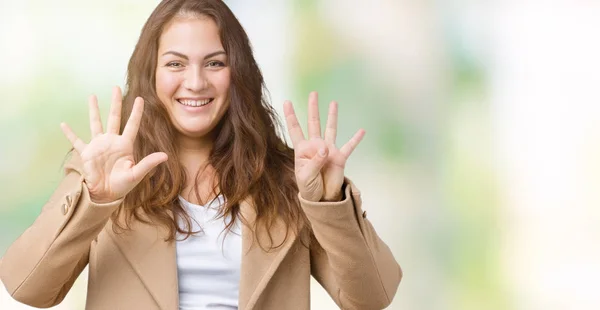 Schöne Size Junge Frau Wintermantel Über Isoliertem Hintergrund Zeigt Und — Stockfoto