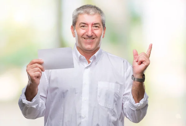 Stilig Senior Man Hålla Tomt Kort Över Isolerade Bakgrund Mycket — Stockfoto