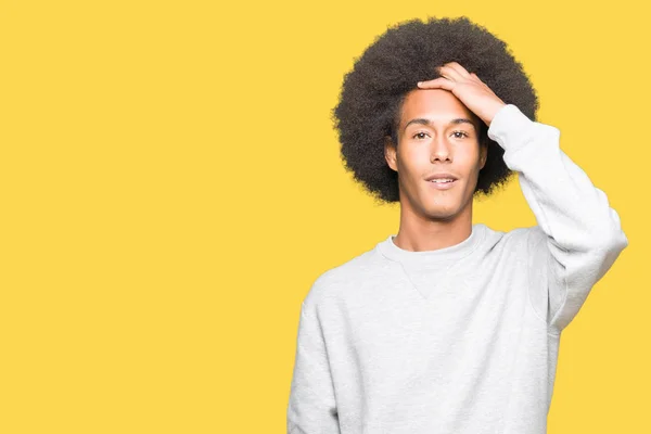 Junger Afrikanisch Amerikanischer Mann Mit Afro Haaren Trägt Sportliches Sweatshirt — Stockfoto
