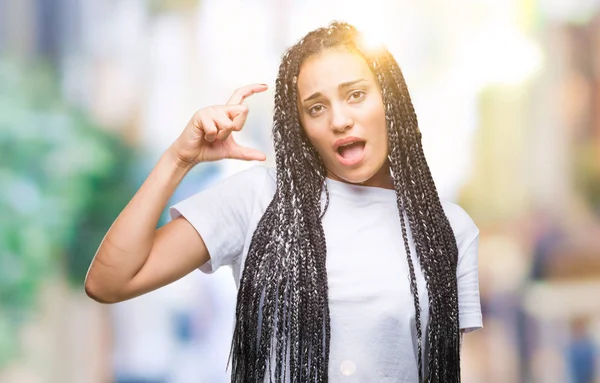 Joven Trenzado Cabello Afroamericano Chica Sobre Fondo Aislado Sonriente Seguro —  Fotos de Stock