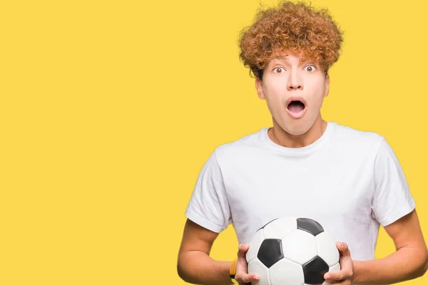 Yakışıklı Delikanlı Futbol Futbol Topu Bir Sürpriz Yüz Korkuyor Heyecanlı — Stok fotoğraf