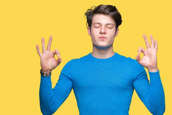 Jovem Homem Bonito Vestindo Camisola Azul Sobre Fundo Isolado Relaxar — Fotografia de Stock