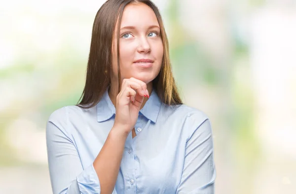 Jonge Kaukasische Mooie Vrouw Geïsoleerde Achtergrond Met Hand Kin Denken — Stockfoto