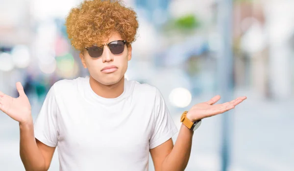 Jonge Knappe Man Met Afro Haar Dragen Zonnebril Clueless Verward — Stockfoto