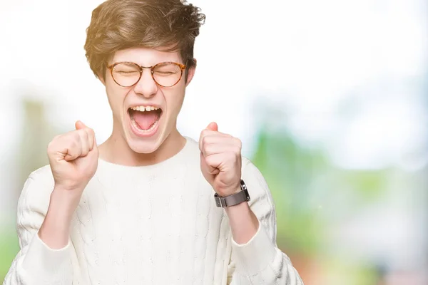 Homem Bonito Jovem Usando Óculos Sobre Fundo Isolado Animado Para — Fotografia de Stock