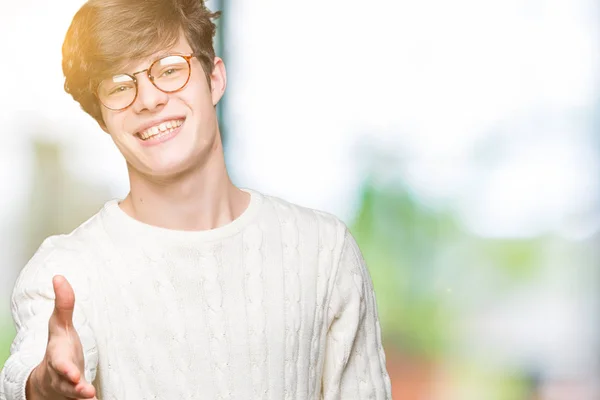 Jovem Homem Bonito Vestindo Óculos Sobre Fundo Isolado Sorrindo Amigável — Fotografia de Stock