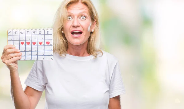 Medelålders Blond Kvinna Håller Menstruation Kalender Ver Isolerade Bakgrund Rädd — Stockfoto