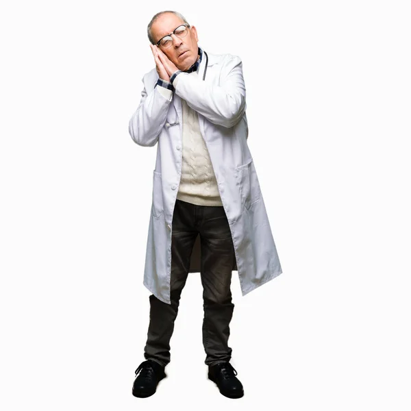 Stilig Senior Doktor Man Klädd Medicinsk Coat Sover Trött Drömmer — Stockfoto