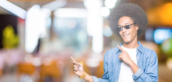 Mladý Američan Afričana Muž Afro Vlasy Thug Life Brýle Úsměvem — Stock fotografie