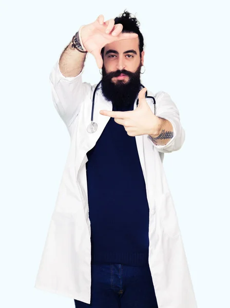 Médico Pelo Largo Con Abrigo Médico Estetoscopio Sonriente Haciendo Marco — Foto de Stock