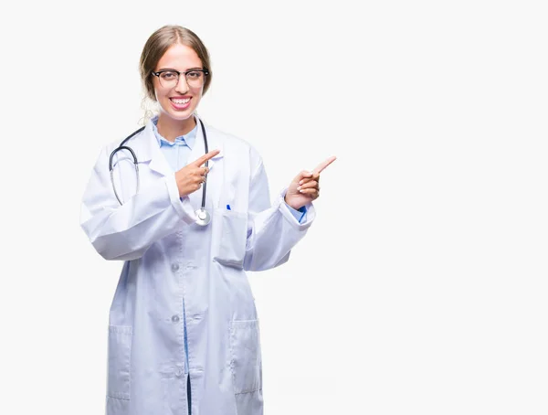 Hermosa Joven Doctora Rubia Vistiendo Uniforme Médico Sobre Fondo Aislado —  Fotos de Stock