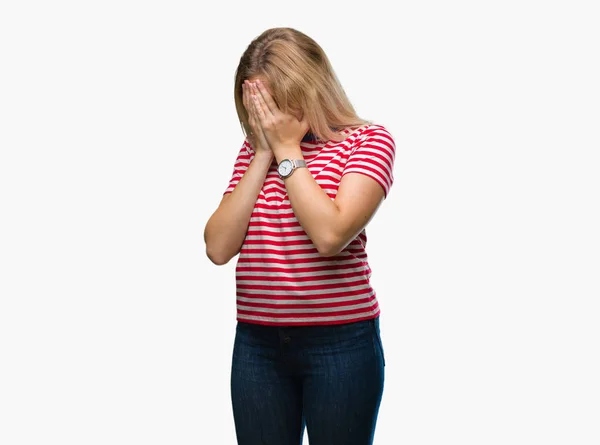 年轻的白种女人在孤立的背景与悲伤的表情覆盖脸与手哭泣时 抑郁症概念 — 图库照片