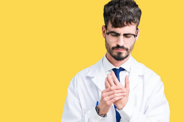 手や指 関節炎の炎症の痛みに苦しんで背景の分離に白いコートを着ている若いプロの科学者男 — ストック写真