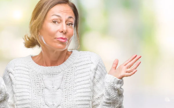 Mujer Hispana Mayor Mediana Edad Con Suéter Invierno Sobre Fondo — Foto de Stock