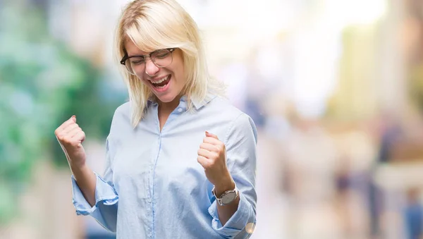 Ung Vacker Blond Affärskvinna Glasögon Över Isolerade Bakgrund Mycket Glad — Stockfoto