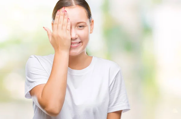 Unga Vackra Kaukasiska Kvinna Över Isolerade Bakgrund Som Täcker Ena — Stockfoto