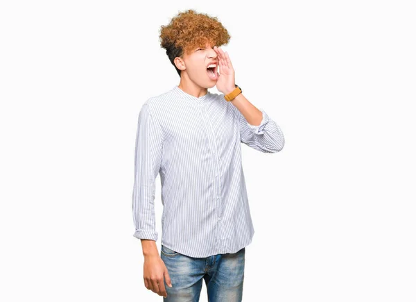 Молодой Привлекательный Бизнесмен Афроволосами Элегантной Рубашке Кричащий Громко Бок Рукой — стоковое фото