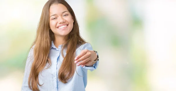 Jonge Mooie Brunette Zakenvrouw Geïsoleerde Achtergrond Lachende Vriendelijke Aanbod Als — Stockfoto