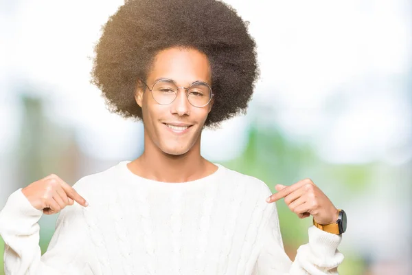 Unga Afroamerikanska Man Med Afro Hår Glasögon Ser Självsäker Med — Stockfoto