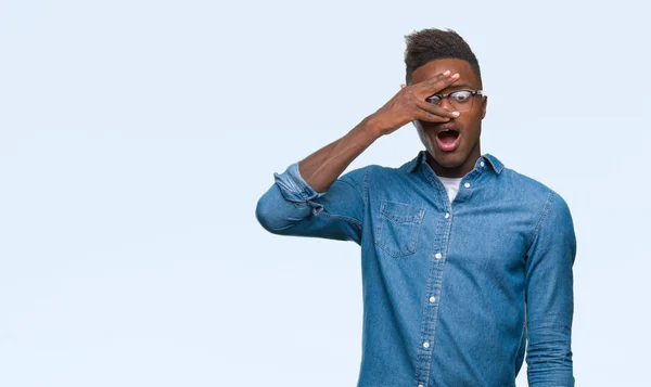 Junger Afrikanisch Amerikanischer Mann Über Isoliertem Hintergrund Der Schockiert Gesicht — Stockfoto