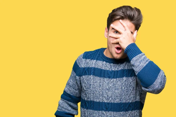 Giovane Uomo Bello Sfondo Isolato Sbirciando Shock Che Copre Viso — Foto Stock