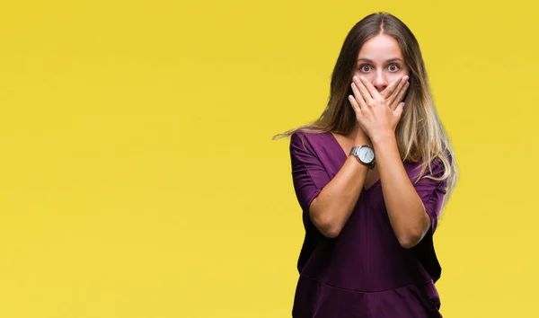 Jovem Bela Loira Elegante Mulher Sobre Fundo Isolado Chocado Cobrindo — Fotografia de Stock