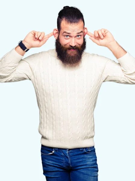 Homem Jovem Hipster Vestindo Camisola Inverno Sorrindo Puxando Orelhas Com — Fotografia de Stock