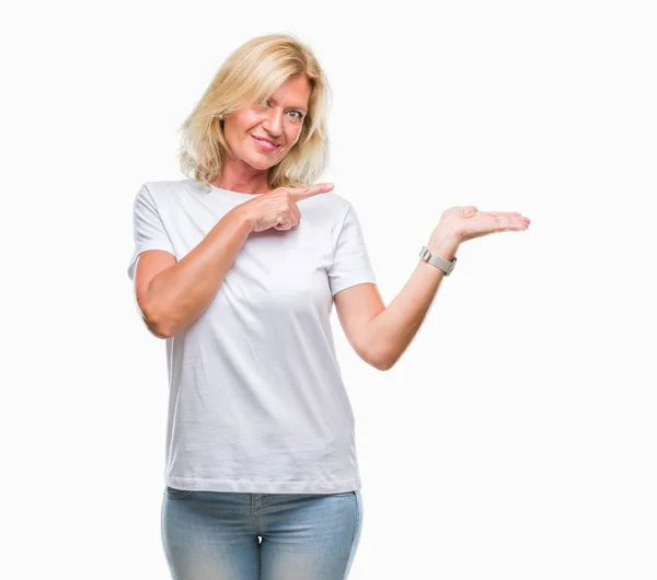 Medioevo Donna Bionda Sfondo Isolato Stupito Sorridente Alla Fotocamera Mentre — Foto Stock