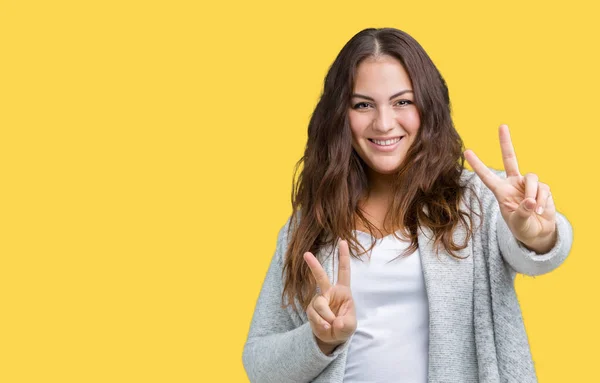 Mulher Bonita Size Jovem Usando Casaco Inverno Sobre Fundo Isolado — Fotografia de Stock