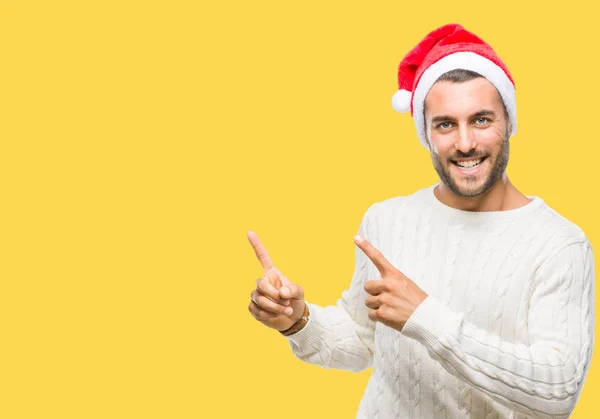 Jonge Knappe Man Kerstman Hoed Dragen Geïsoleerde Achtergrond Glimlachen Kijken — Stockfoto