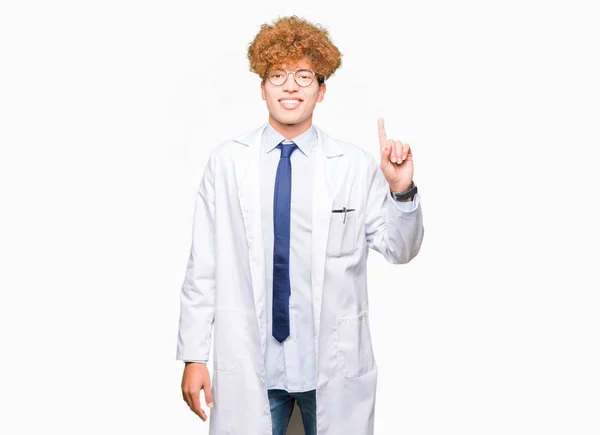 Mladý Pohledný Vědec Muž Nosí Brýle Zobrazující Směřující Nahoru Prstem — Stock fotografie