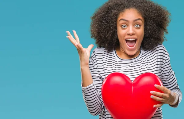 Jovem Afro Americana Segurando Coração Vermelho Amor Sobre Fundo Isolado — Fotografia de Stock