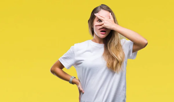 Jovem Bela Mulher Loira Vestindo Camiseta Branca Casual Sobre Fundo — Fotografia de Stock