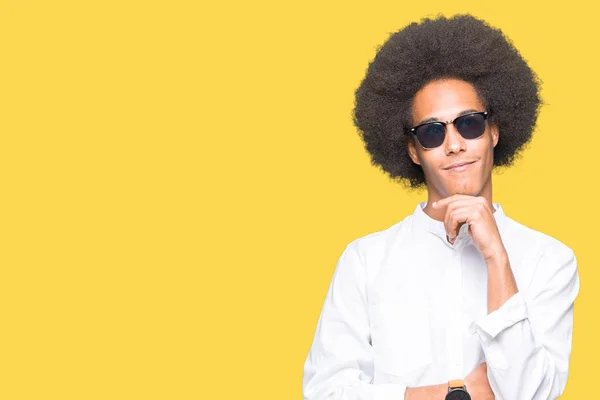 Joven Afroamericano Con Cabello Afro Usando Gafas Sol Con Mano —  Fotos de Stock