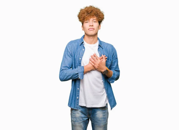 Joven Hombre Guapo Con Pelo Afro Vistiendo Chaqueta Vaquera Sonriendo — Foto de Stock