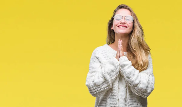 Ung Vacker Blond Kvinna Iförd Vinter Tröja Och Solglasögon Över — Stockfoto