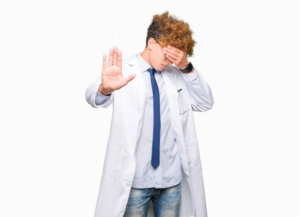 Joven Científico Guapo Con Gafas Cubriendo Los Ojos Con Las — Foto de Stock