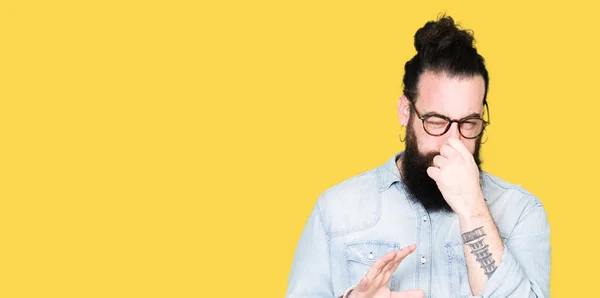 Joven Hombre Hipster Con Pelo Largo Barba Con Gafas Que — Foto de Stock