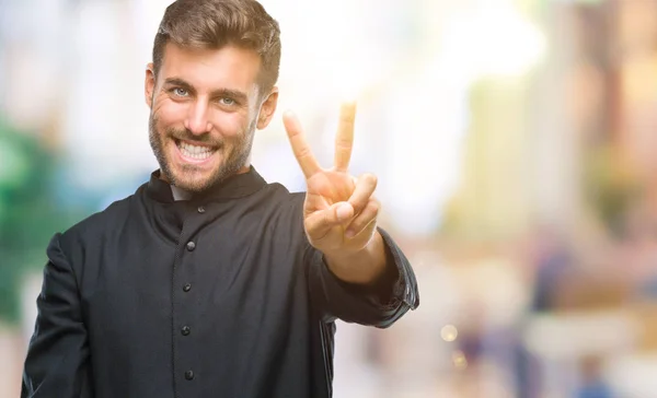 Joven Sacerdote Cristiano Católico Sobre Fondo Aislado Sonriendo Mirando Cámara —  Fotos de Stock