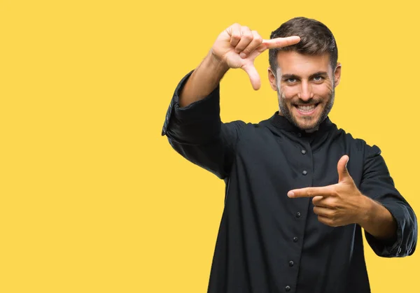 Joven Sacerdote Cristiano Católico Sobre Fondo Aislado Sonriendo Haciendo Marco — Foto de Stock