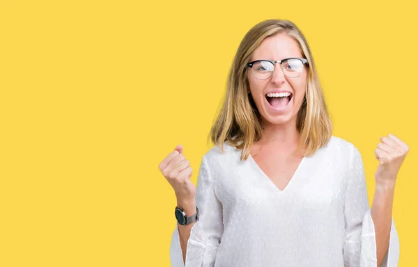 Mulher Bonita Usando Óculos Sobre Fundo Isolado Muito Feliz Animado — Fotografia de Stock