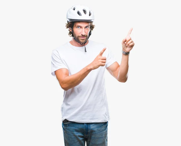 Beau Cycliste Hispanique Homme Portant Casque Sécurité Sur Fond Isolé — Photo