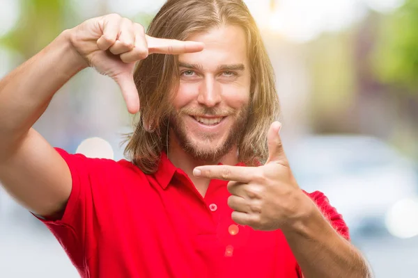 Homem Bonito Jovem Com Cabelos Longos Sobre Fundo Isolado Sorrindo — Fotografia de Stock