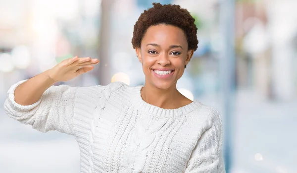 Vackra Unga Afroamerikanska Kvinnan Bär Tröja Över Isolerade Bakgrund Gestikulerande — Stockfoto