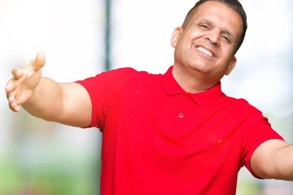 Uomo Arabo Mezza Età Sfondo Isolato Guardando Fotocamera Sorridente Braccia — Foto Stock