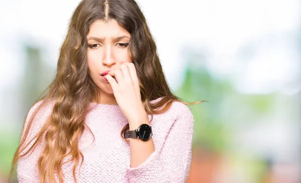 Joven Hermosa Mujer Con Suéter Rosa Buscando Estresado Nervioso Con —  Fotos de Stock