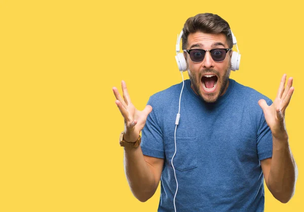 Jovem Homem Bonito Usando Fones Ouvido Ouvindo Música Sobre Fundo — Fotografia de Stock